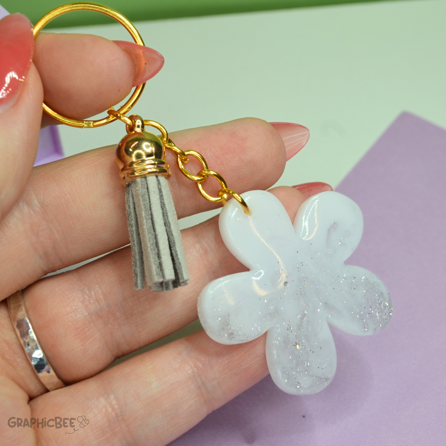 White & Grey Flower & Tassel Resin Keyring